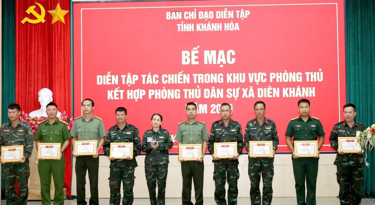 UBND xã Diên Khánh trao giấy khen cho các cá nhân, có thành tích xuất sắc trong công tác tổ chức và thực hành diễn tập.