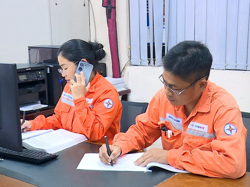 Nhân viên trực ban Điện lực Hạc Thành tiếp nhận thông tin phản ánh sự cố điện của khách hàng. Ảnh: Hùng Mạnh