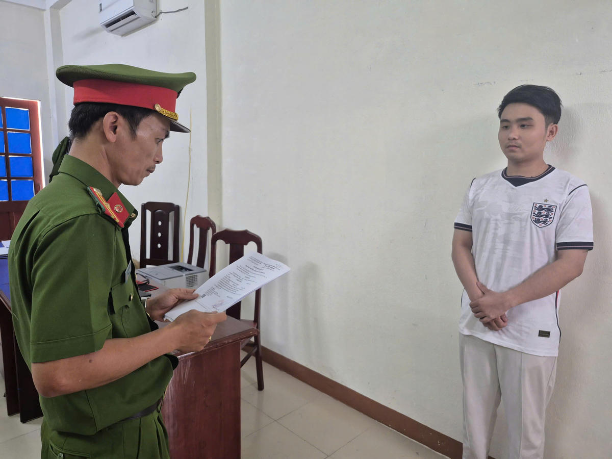 Lực lượng Công an TP Đà Nẵng đọc quyết định bắt đối tượng Trần Bá Trường. Ảnh: CA Đà Nẵng.