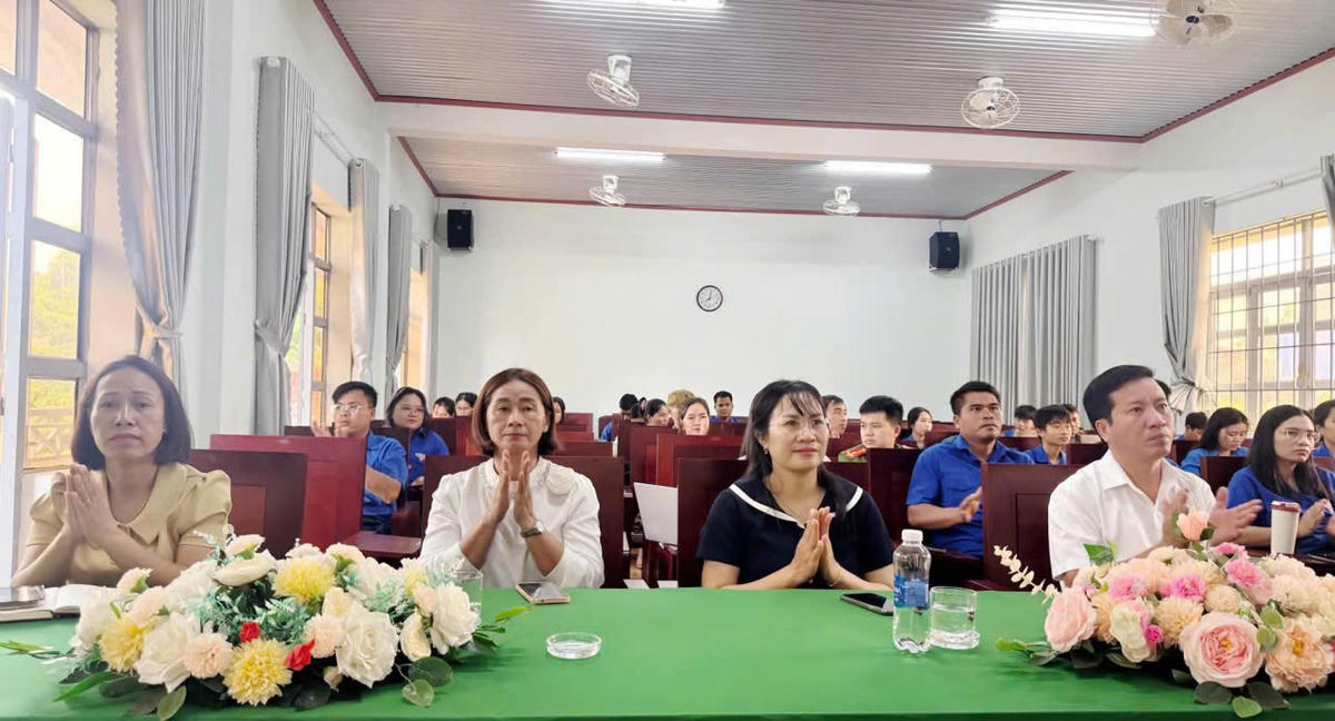 Các đại biểu tham dự khai mạc.