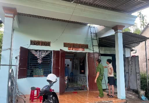 Một số nhà dân ở xã Trà My bị tốc mái. Ảnh: TM.