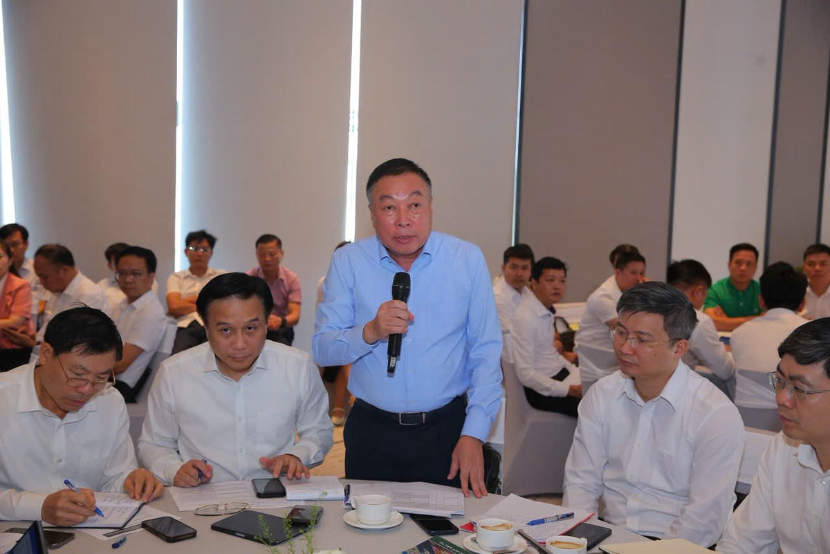 Ông Đinh Văn Tiên - Giám đốc Sở Nông nghiệp và Môi trường trả lời câu hỏi của liên quan đến lĩnh vực đất đai, tài nguyên khoáng sản. Ảnh: Đình Minh