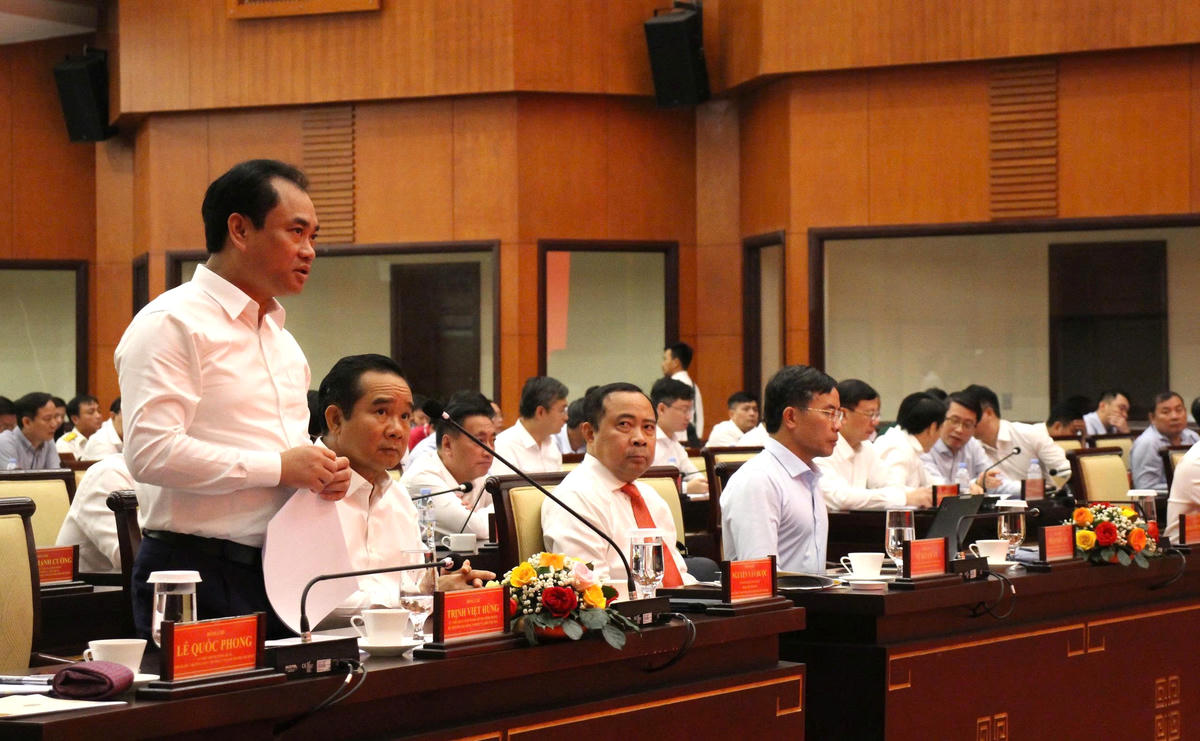 Đại diện các bộ ngành nhận định về tình hình tăng trưởng kinh tế của TPHCM trong thời gian qua. Ảnh: M.D