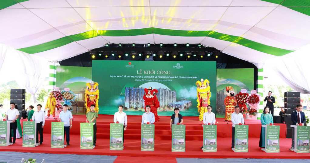 Các đại biểu bấm nút khởi công dự án. Ảnh: QMG.
