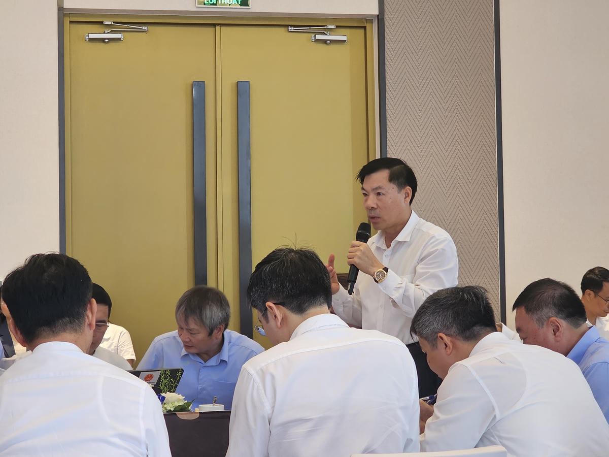 Ông Trần Xuân Khiêm - Giám đốc Công ty Cổ phần Tập đoàn Xuân Khiêm nêu kiến nghị tại chương trình đối thoại. Ảnh: Đình Minh