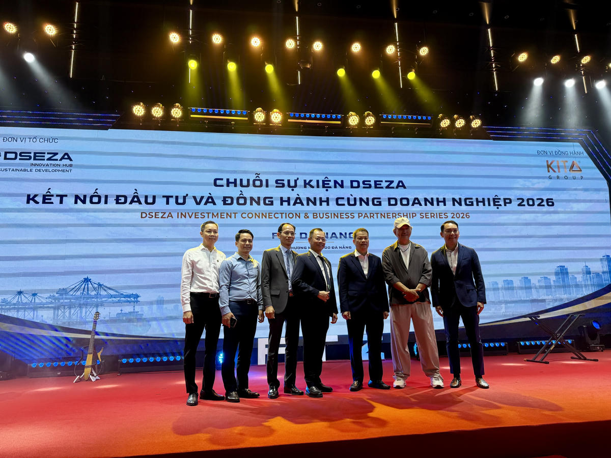 Lãnh đạo thành phố và DSEZA chúc mừng Công ty CP Đầu tư Sài Gòn - Đà Nẵng và các đối tác. Ảnh: Nguyễn Tú.