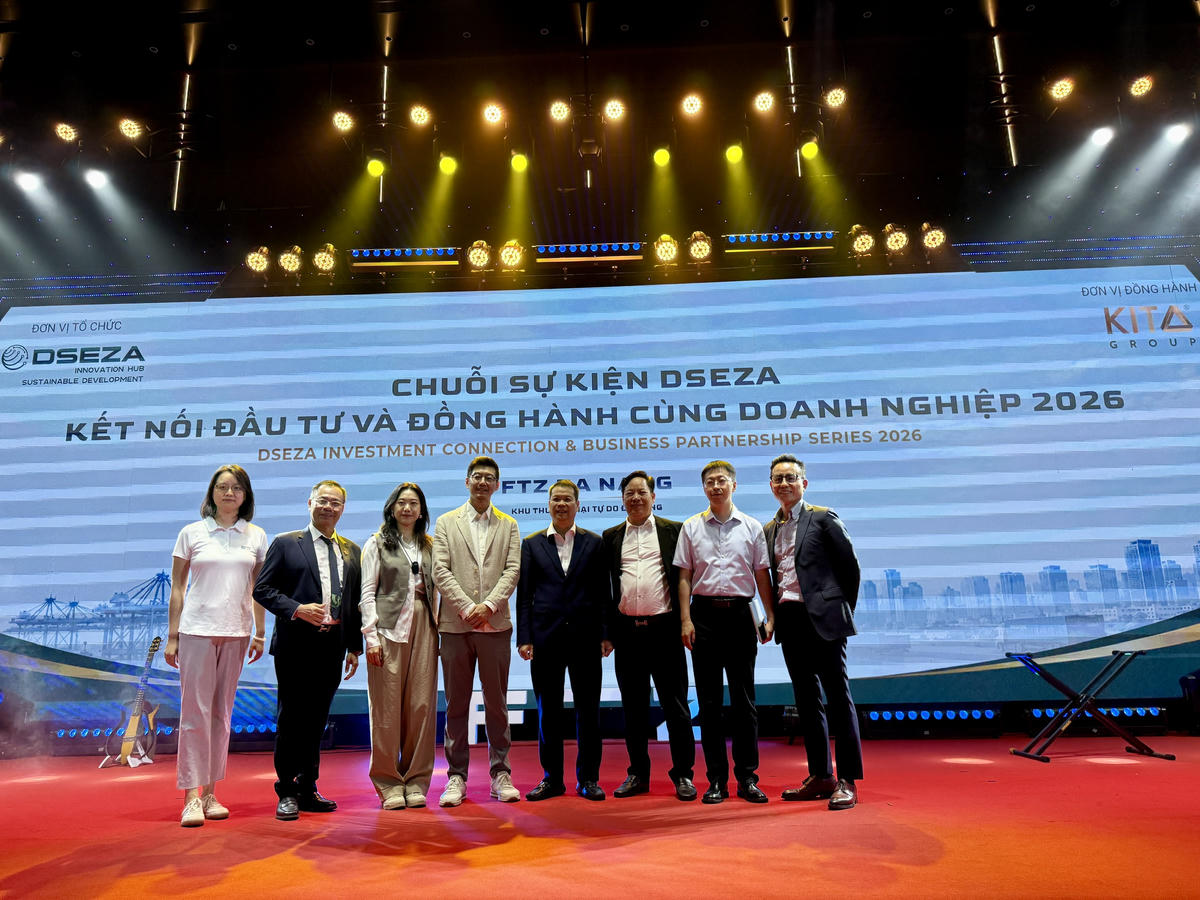 Chủ tịch UBND thành phố Nguyễn Mạnh Hùng, Trưởng Ban DSEZA Vũ Quang Hùng chụp hình cùng lãnh đạo KITA Group và các nhà đầu tư nước ngoài. Ảnh: Nguyễn Tú.