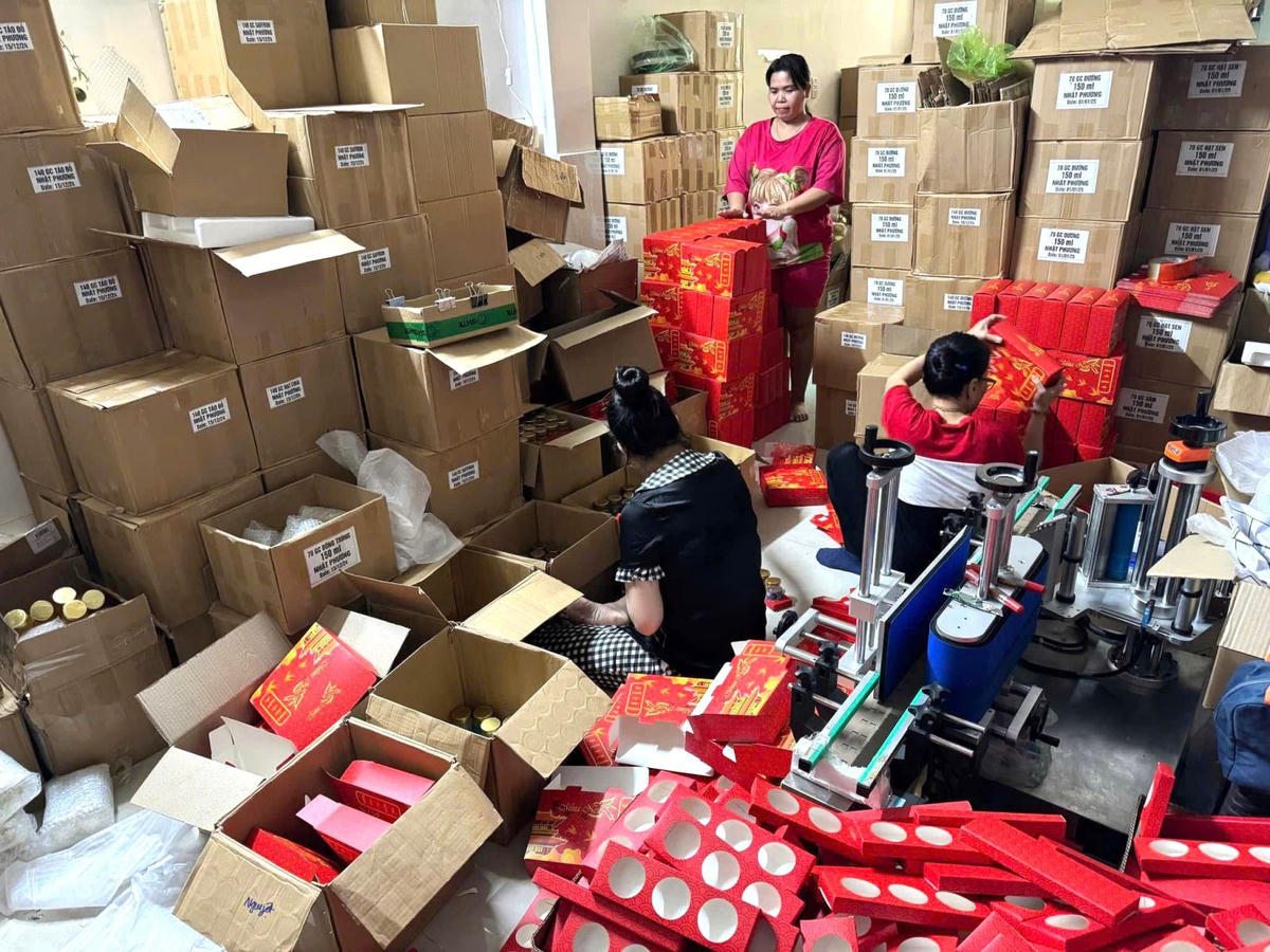 Hơn 70.000 hũ yến giả được tìm thấy trong kho hàng của Trang. Ảnh: CATH