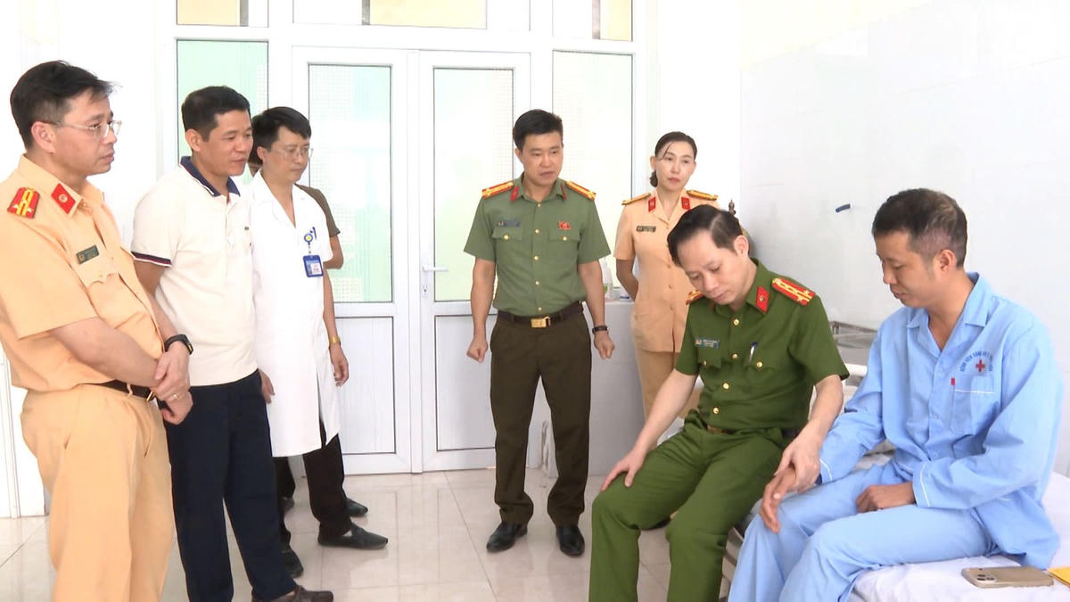 Đại tá Trịnh Văn Giang - Phó Giám đốc Công an tỉnh thăm hỏi, động viên Thiếu tá Nguyễn Xuân Sơn. Ảnh: CATH