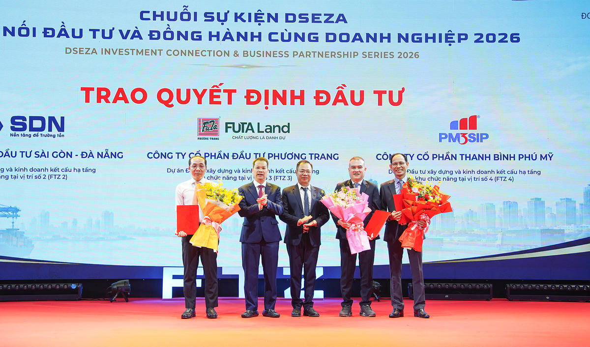 Chủ tịch UBND TP Đà Nẵng và Trưởng Ban quản lý DSEZA trao chứng nhận chấp thuận chủ trương đầu tư, giấy chứng nhận đăng ký đầu tư khu 2, 3, 4 FTZ cho Công ty CP Đầu tư Sài Gòn - Đà Nẵng; Công ty CP Đầu tư Phương Trang; Công ty CP Thanh Bình Phú Mỹ. Ảnh: Nguyễn Tú. 