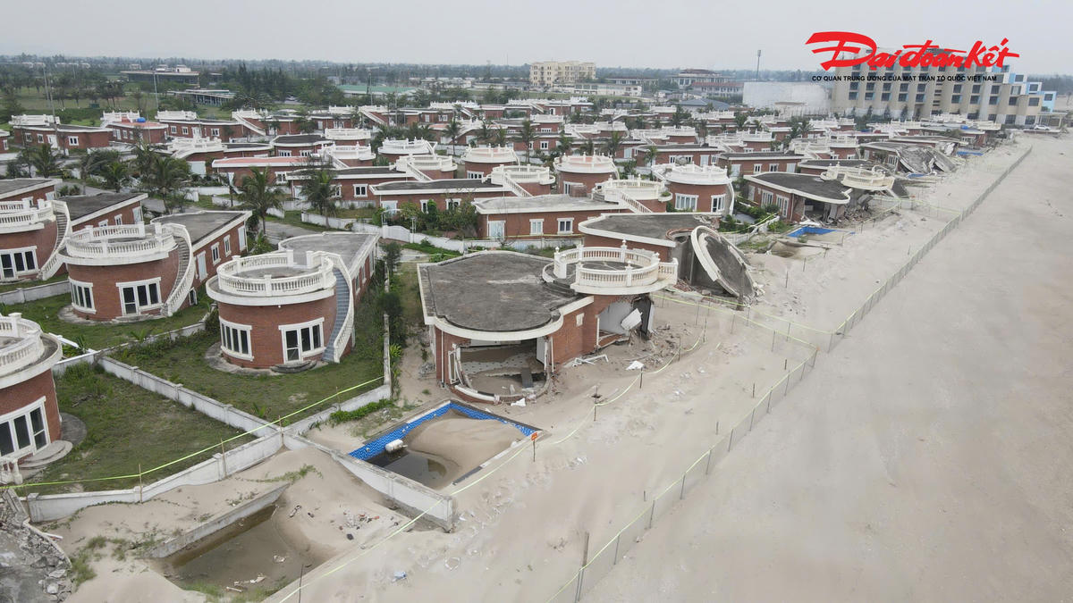 Cuối tháng 5/2026, các căn biệt thự đổ sập vẫn chưa được sửa chữa hoàn thiện. Ảnh: CK.