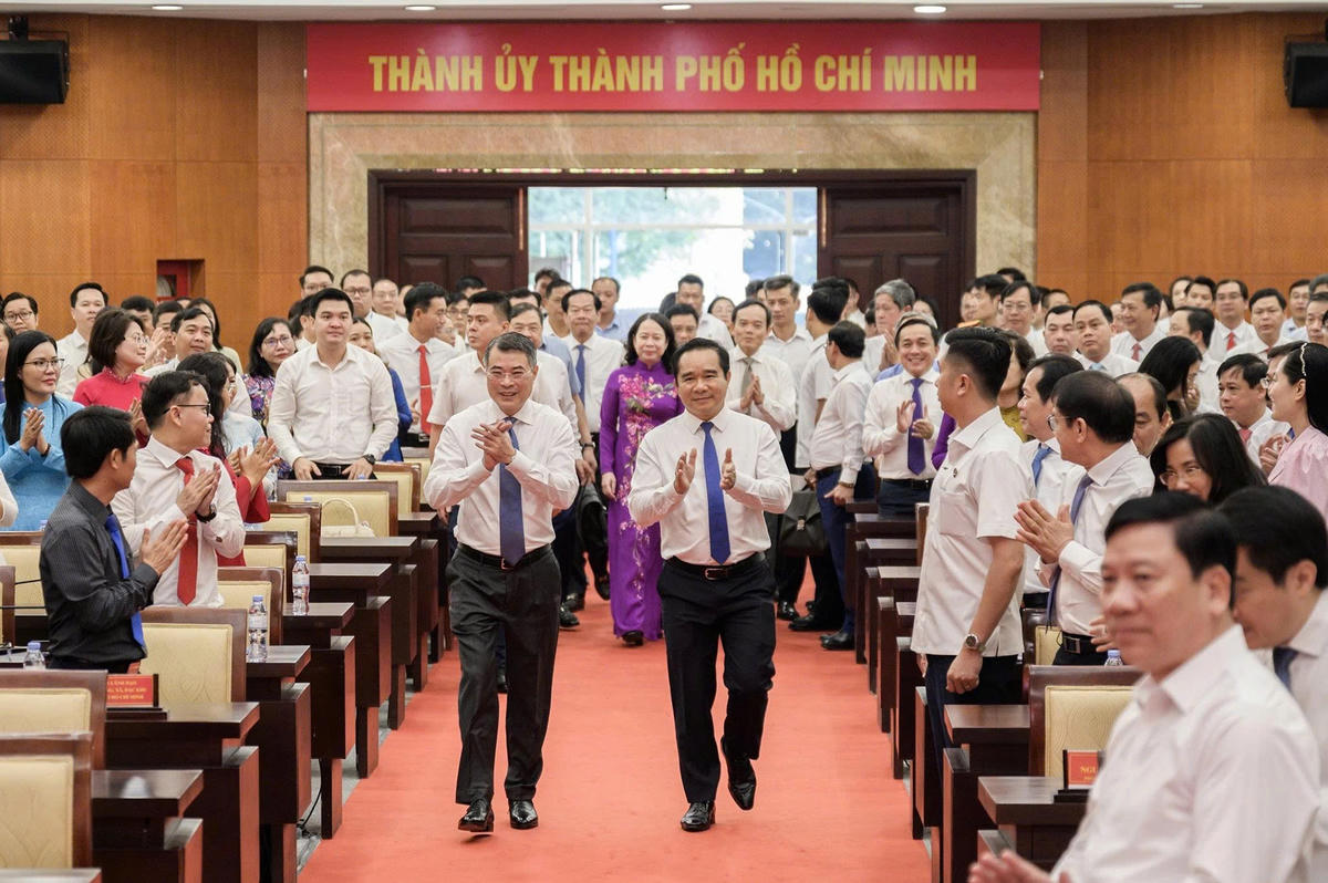 Thủ tướng Lê Minh Hưng cùng đoàn công tác Trung ương dự Lễ phát động phong trào thi đua “Quyết tâm thực hiện thắng lợi mục tiêu tăng trưởng bền vững 2 con số giai đoạn 2026-2030”, sáng 13/6. Ảnh: M.H