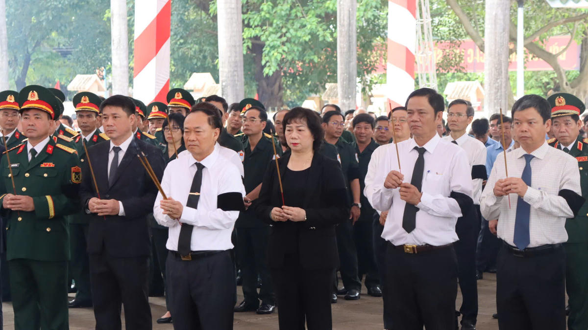 Lãnh đạo tỉnh Gia Lai dâng hương ính tiễn đưa, thành kính các hài cốt liệt sĩ tại Nghĩa trang liệt sĩ. Ảnh: ĐS.