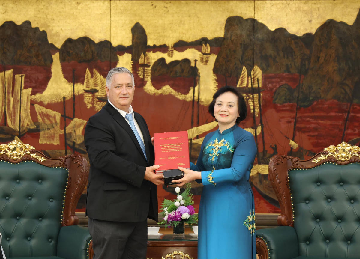 Trung tâm Sam Johnson trao tặng Việt Nam một số tư liệu, hồ sơ hỗ trợ công tác tìm kiếm, quy tập, xác định danh tính hài cốt liệt sĩ - Ảnh: Thu Giang