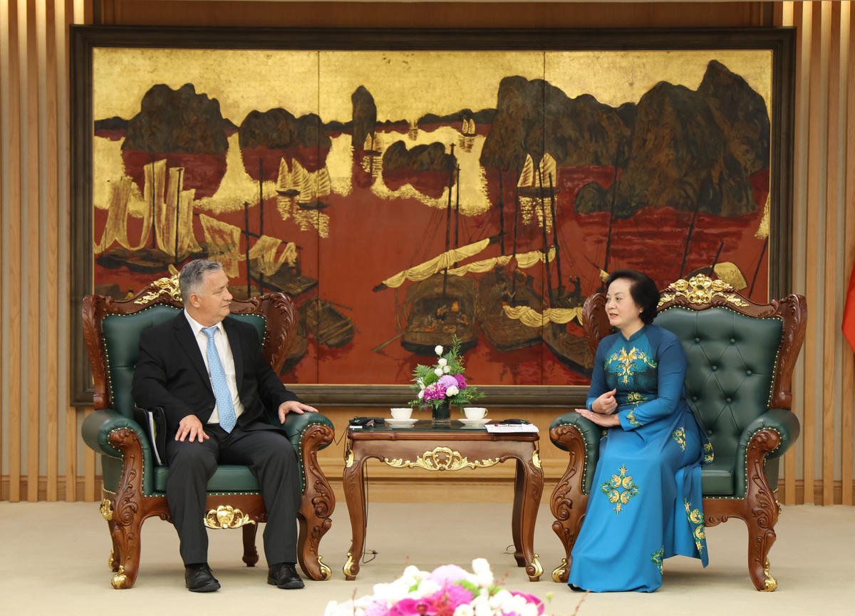Phó Thủ tướng Phạm Thị Thanh Trà và ông Stephen Maxner, Giám đốc Trung tâm Việt Nam và Văn khố Sam Johnson (Đại học Công nghệ Texas) - Ảnh: Thu Giang