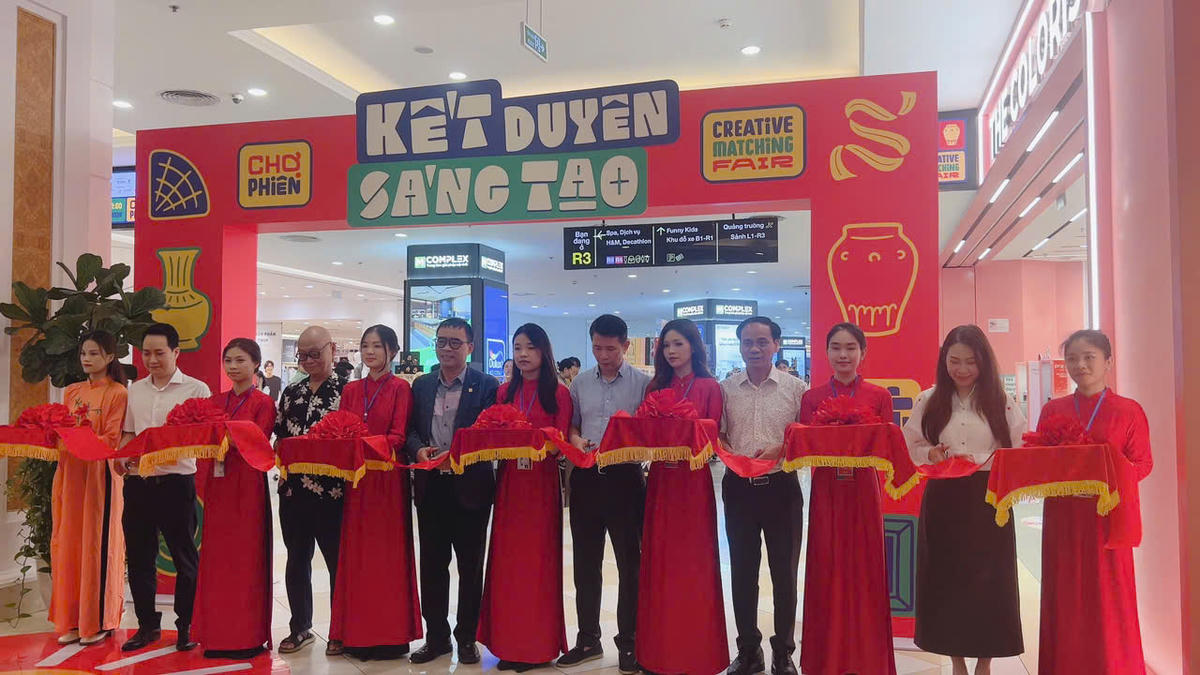 Các đại biểu cắt băng khai mạc sự kiện.