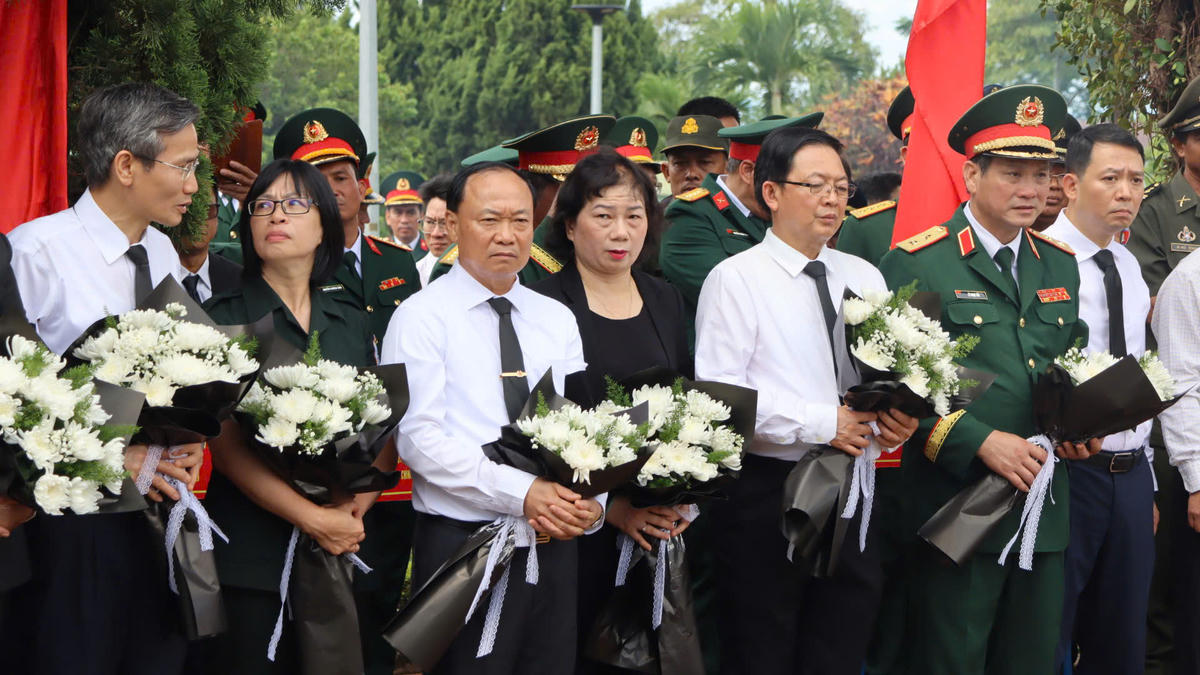 Những bó hoa thành kính tiễn đưa, an táng các hài cốt liệt sĩ. Ảnh: CĐ.