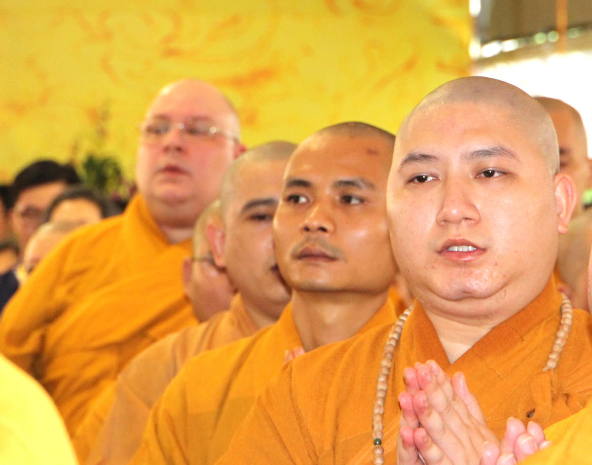 Bên cạnh các chức sắc, tăng ni, Phật tử, buổi lễ còn thu hút sự tham gia của các chức sắc Phật giáo quốc tế. Ảnh: Q.Đ.