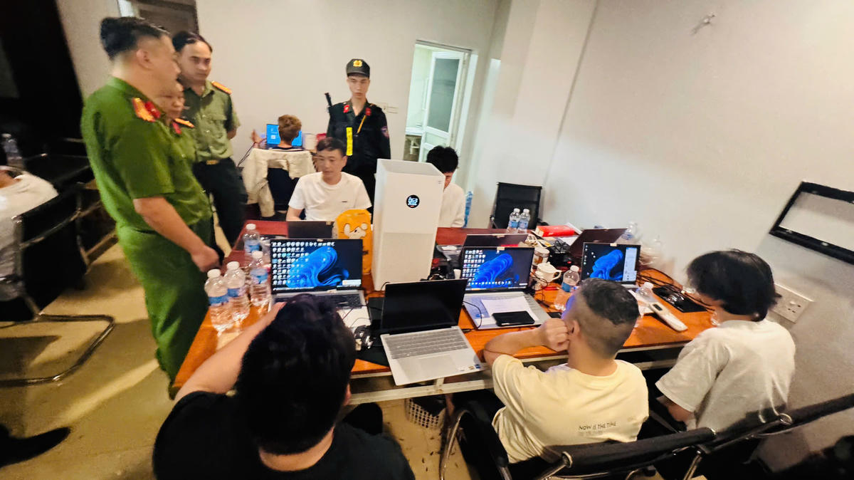 Lực lượng chức năng kiểm tra nơi các đối tượng đang hoạt động. Ảnh: Thanh Tuấn.