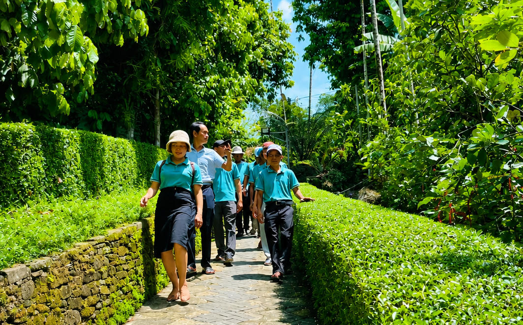 Du khách tham quan làng cổ Lộc Yên. Ảnh: TT.