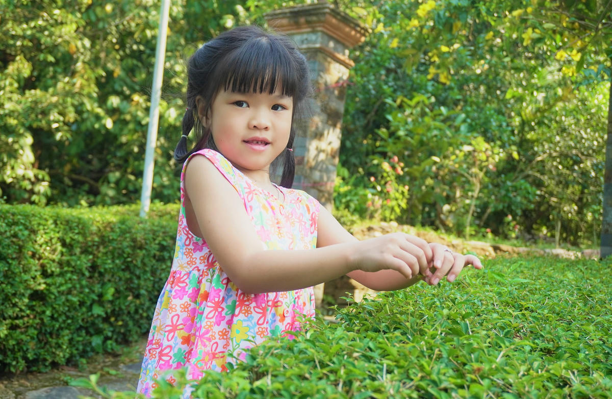 Những em nhỏ check in ở làng cổ Lộc Yên. Ảnh: CĐ.