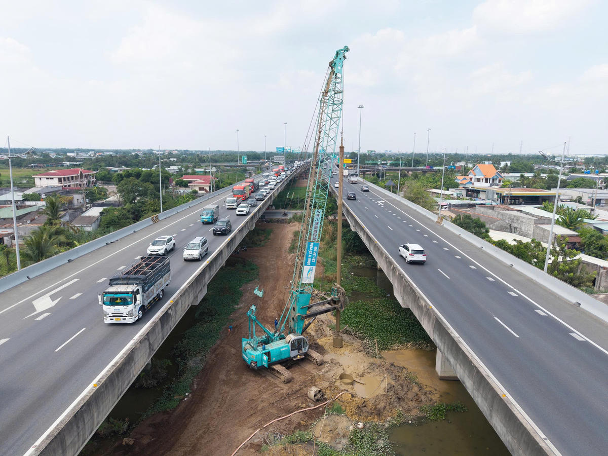 Dự án mở rộng cao tốc TP Hồ Chí Minh - Trung Lương - Mỹ Thuận nhìn từ trên cao. (Ảnh: An Nam).