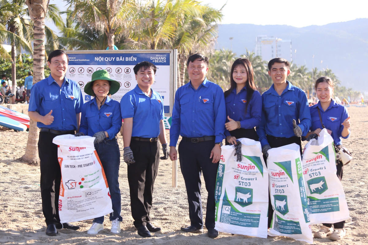 Hơn 1.300 tình nguyện viên dọn vệ sinh biển Đà Nẵng, bảo vệ rạn san hô