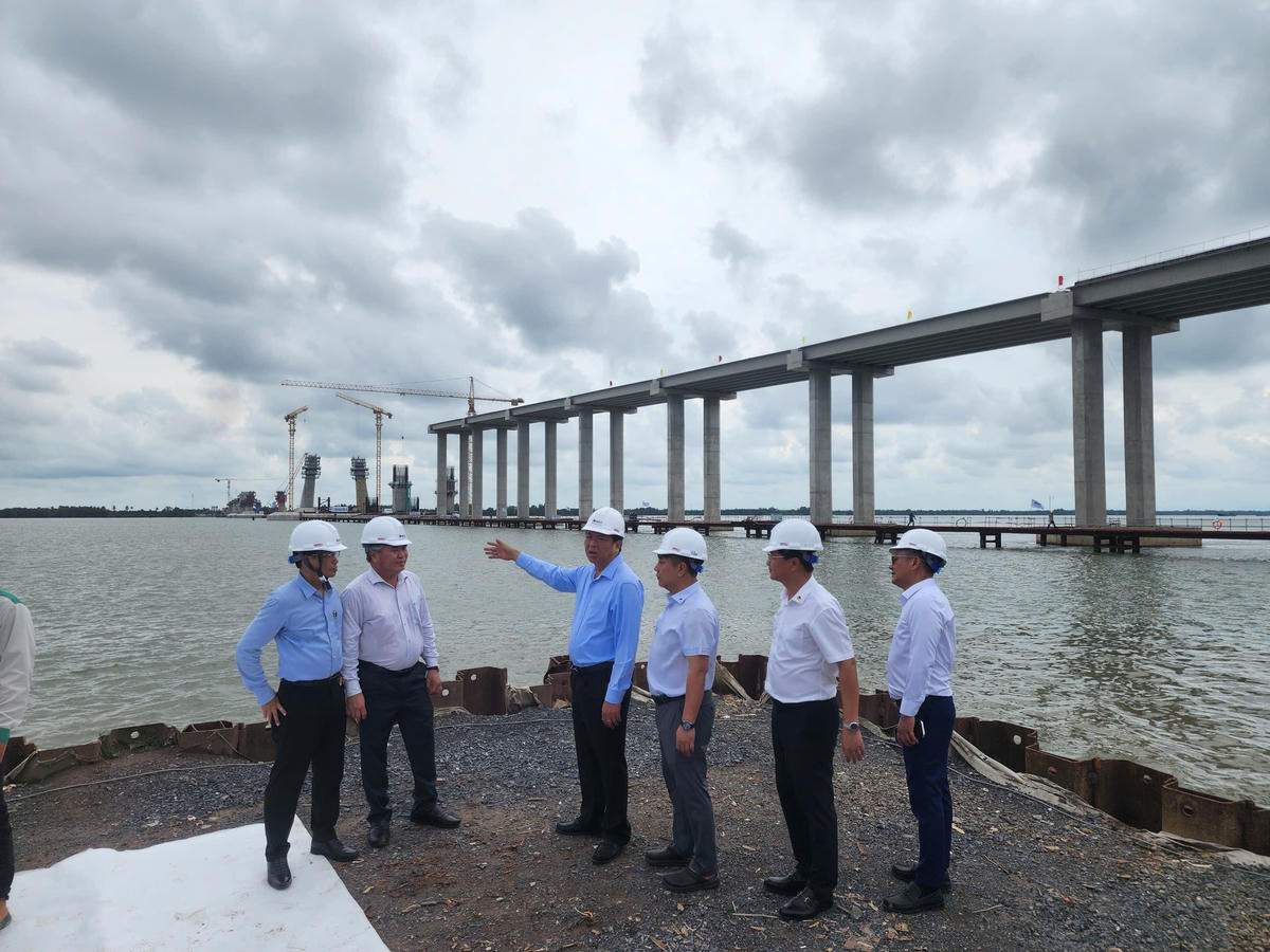 Bộ trưởng Bộ Xây dựng Trần Hồng Minh cùng đoàn công tác đã đến khảo sát tiến độ thi công cầu Đại Ngãi 1. (Ảnh: An Nam).