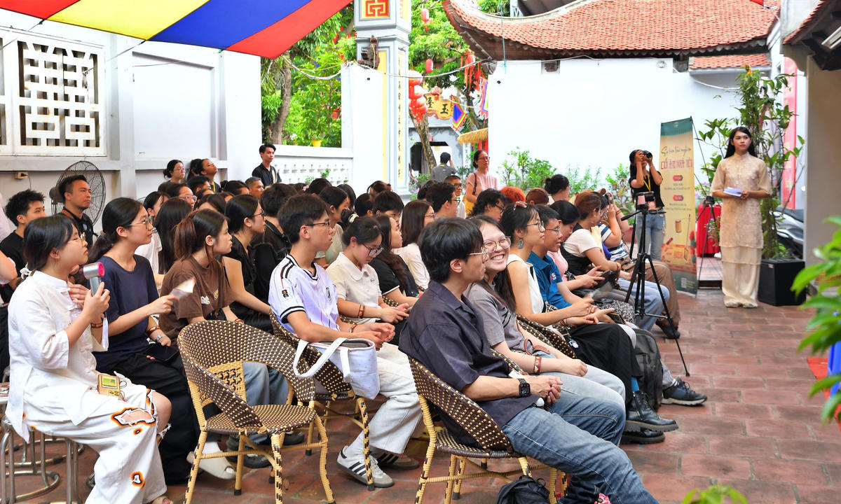 Đông đảo khán giả trẻ chăm chú theo dõi màn trình diễn.