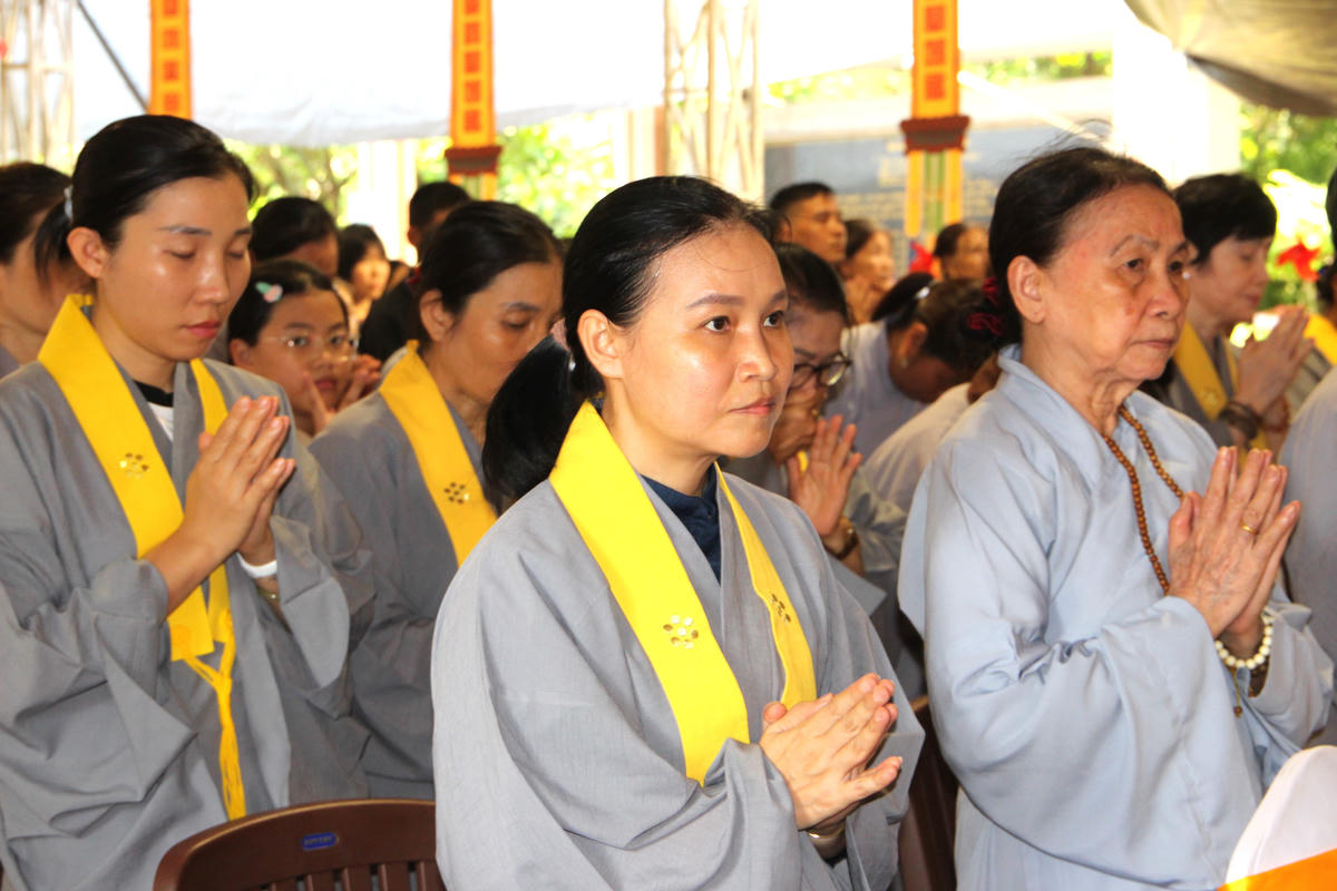 Buổi lễ thu hút đông đảo Phật tử cầu nguyện liệt sỹ và đồng bào yêu nước đã hy sinh. Ảnh: Q.Đ.
