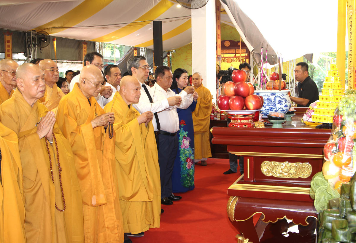 Ông Nguyễn Phước Lộc cùng lãnh đạo Trung ương GHPG và lãnh đạo GHPG thành phố thực hiện nghi thức tưởng niệm - kỳ siêu liệt sỹ và đồng bào yêu nước đã hy sinh. Ảnh: Q.Đ.
