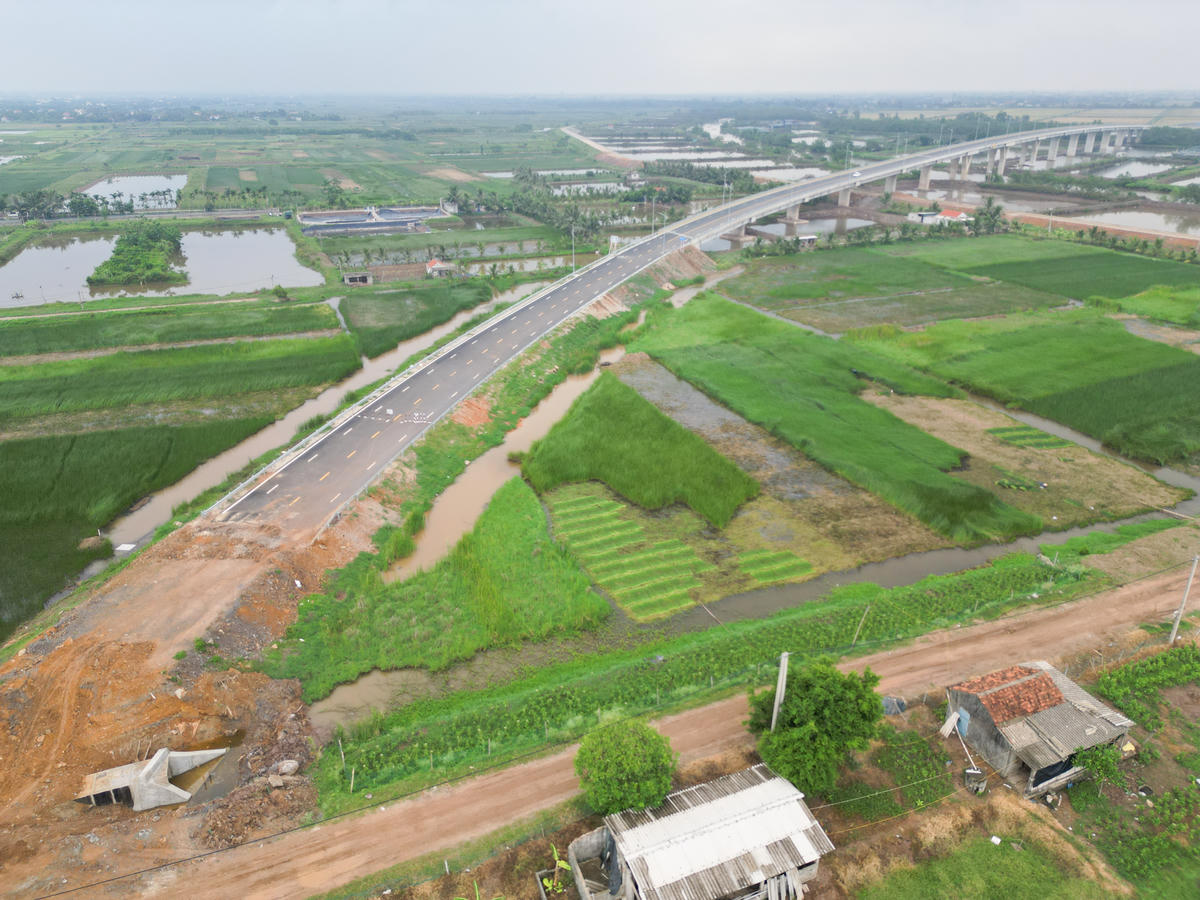 Theo ông Lực, điểm nghẽn lớn nhất hiện nay nằm ở gói thầu số 05 (đoạn Km0+00 - Km7+645). Dù đạt khoảng 87,1% giá trị hợp đồng, nhưng tiến độ thi công thực tế vẫn chậm hơn đáng kể so với kế hoạch được phê duyệt. Hiện nhà thầu chính mới hoàn thành một phần các hạng mục nền đường, cấp phối đá dăm và bê tông nhựa; nhiều công việc chưa đáp ứng mốc tiến độ mà chủ đầu tư yêu cầu. Ảnh: Đình Minh chụp tại Km00, thuộc xã Tân Tiến, là điểm đầu dự án nối Ninh Bình - Thanh Hóa.