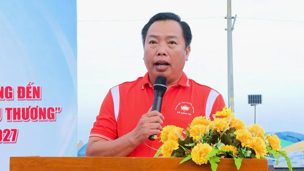Ông Nguyễn Thành Vân, Chủ tịch Ủy ban MTTQ Việt Nam xã Long Hải phát biểu tại chương trình. Ảnh: Văn Danh.
