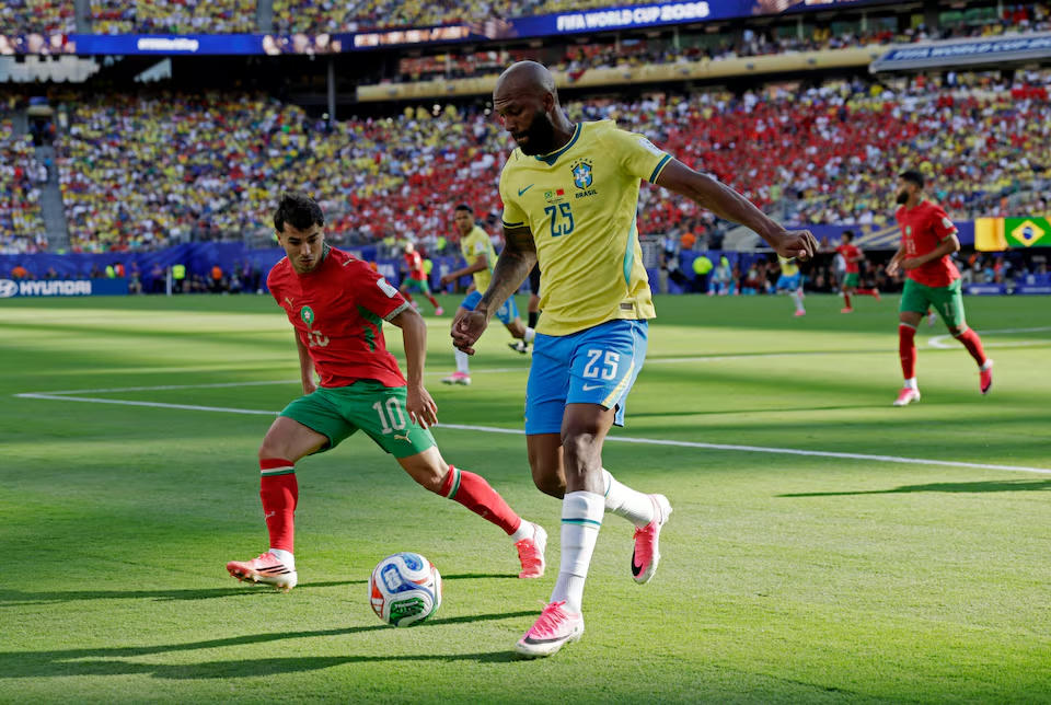 Igor Thiago của Brazil trong pha tranh chấp với Brahim Diaz của Morocco. Nguồn: Reuters.