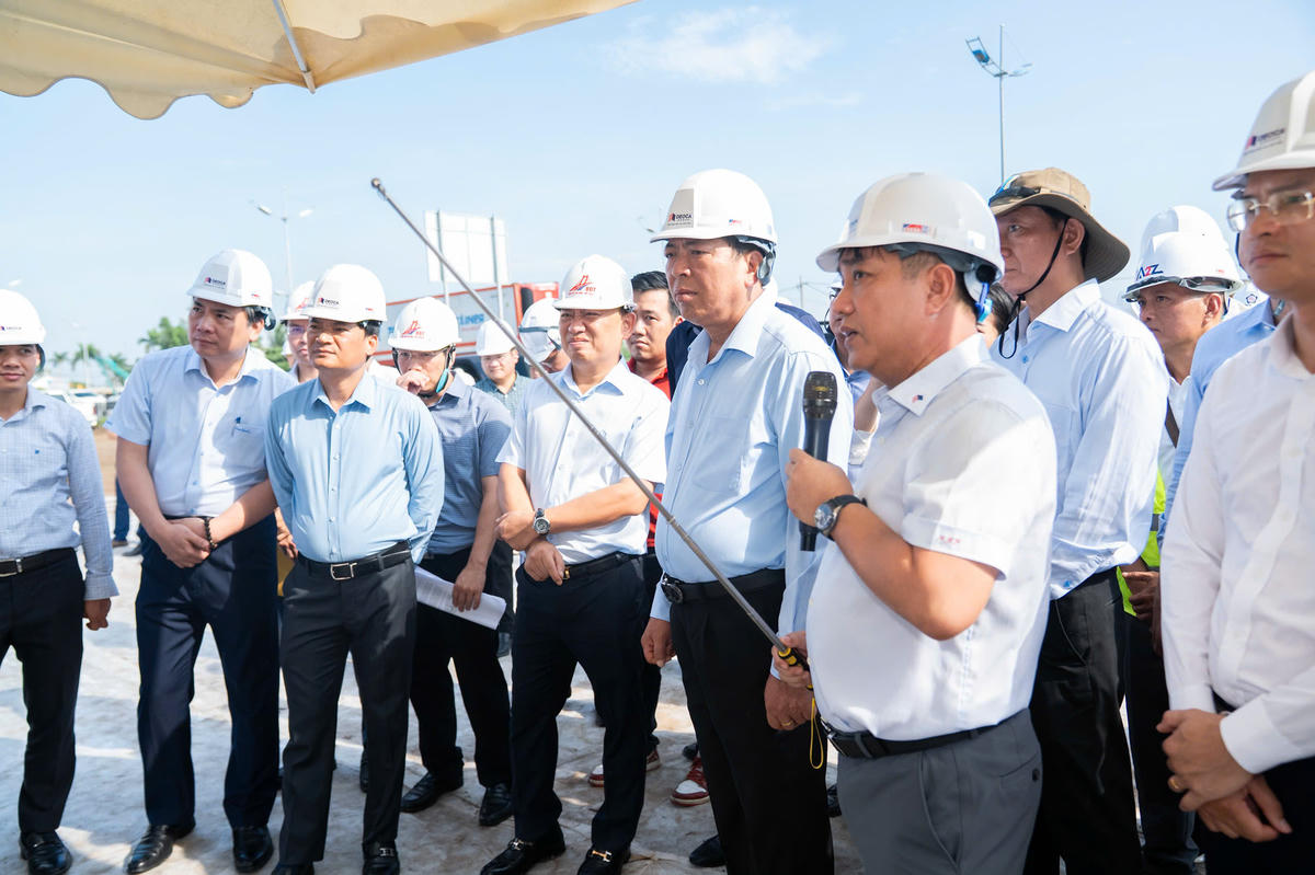 Bộ trưởng Bộ Xây dựng Trần Hồng Minh cùng đoàn công tác kiểm tra dự án mở rộng cao tốc TP Hồ Chí Minh - Trung Lương - Mỹ Thuận. (Ảnh: An Nam).