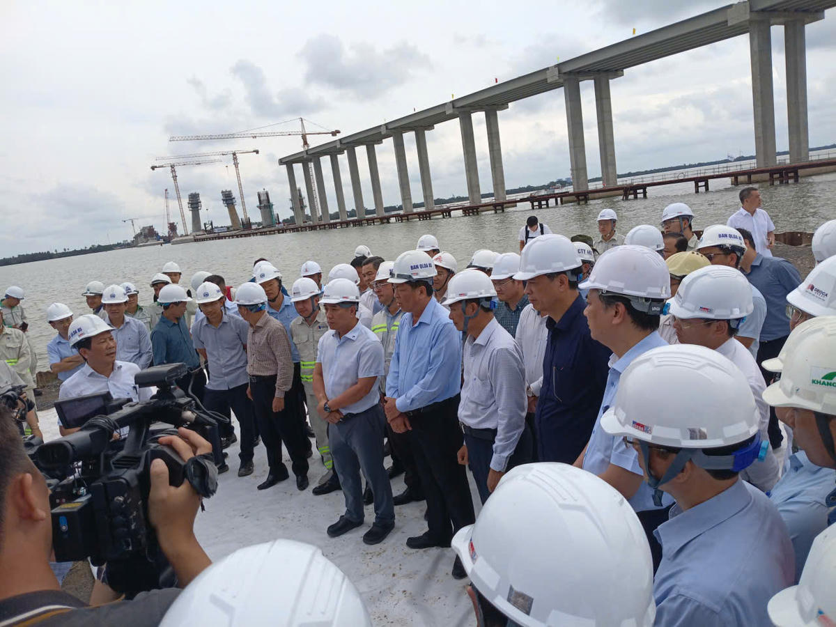 Bộ trưởng Trần Hồng Minh cùng đoàn công tác nghe đơn vị thi công báo cáo tiến độ dự án. (Ảnh: An Nam).