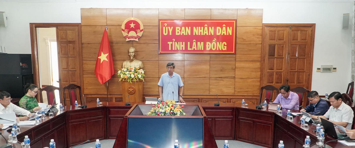 Ông Nguyễn Minh, Phó Chủ tịch UBND tỉnh Lâm Đồng phát biểu tại cuộc họp.