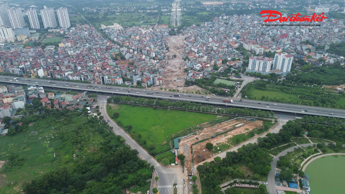 Trong đó, hầm chui Tây Thăng Long - Vành đai 3 được xem là công trình quan trọng nhằm hoàn thiện trục giao thông chiến lược phía Tây Thủ đô. Công trình có chiều dài khoảng 0,9km, tổng mức đầu tư dự kiến 1.156 tỷ đồng.