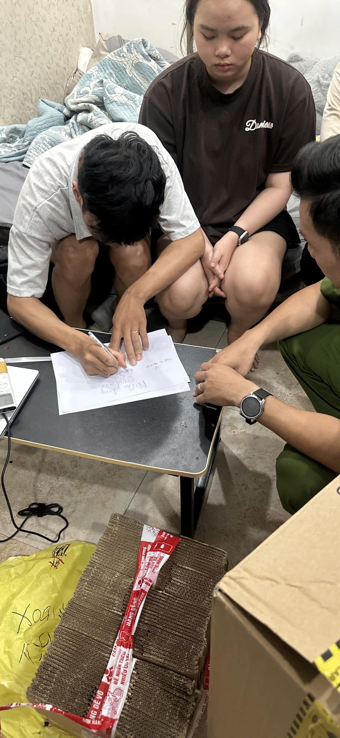 Khởi tố 5 đối tượng mua bán thuốc lá điện tử chứa ma túy