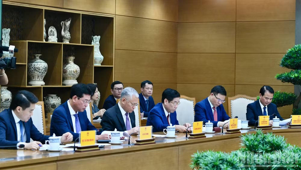 Lãnh đạo các bộ, ngành Trung ương tham dự cuộc điện đàm. (Ảnh: Thanh Giang)