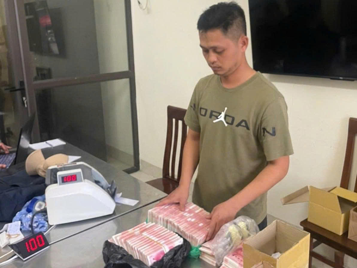 Đối tượng Đinh Như Trung cùng tang vật bị bắt giữ. Ảnh: Xuân Chính.