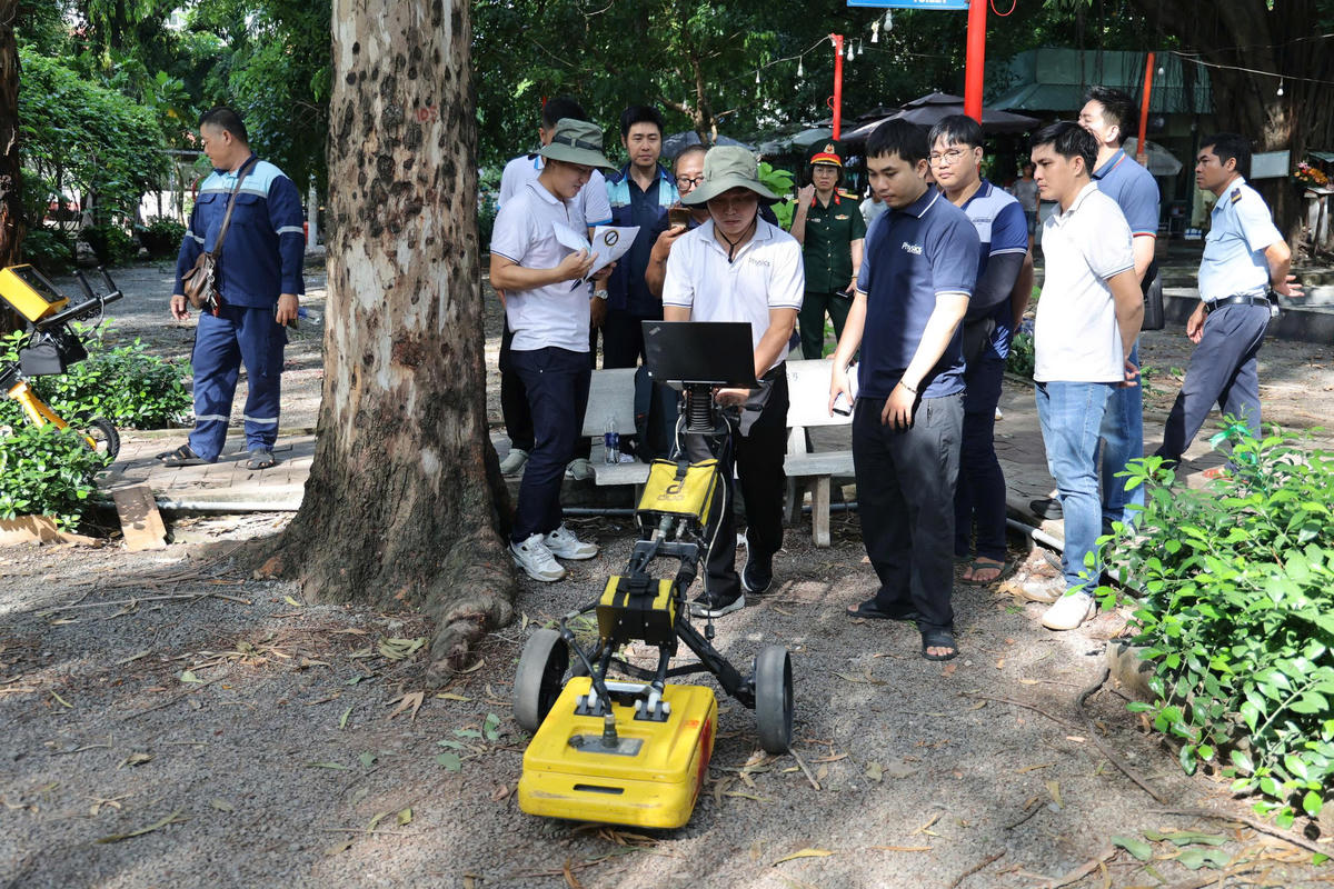 Dùng radar xuyên đất tìm hố chôn tập thể liệt sĩ tại Công viên Lê Thị Riêng