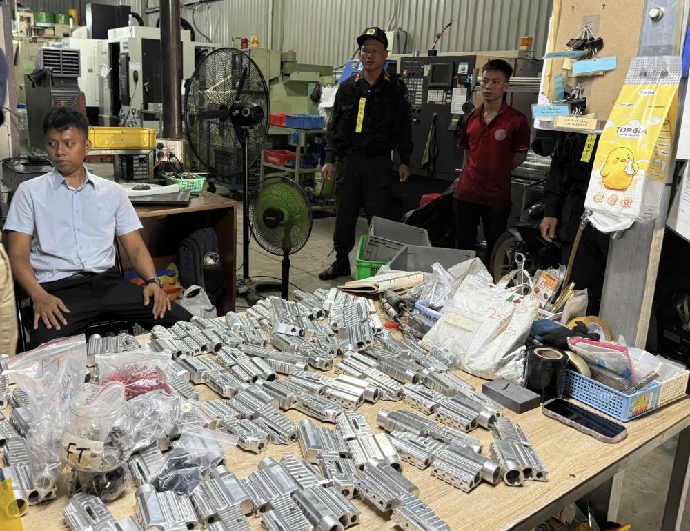 Võ Thành Tài (áo trắng) SN 1994, trú tại TP Hồ Chí Minh, Giám đốc công ty cơ khí CNC MASTER TECH. Ảnh: CAHT