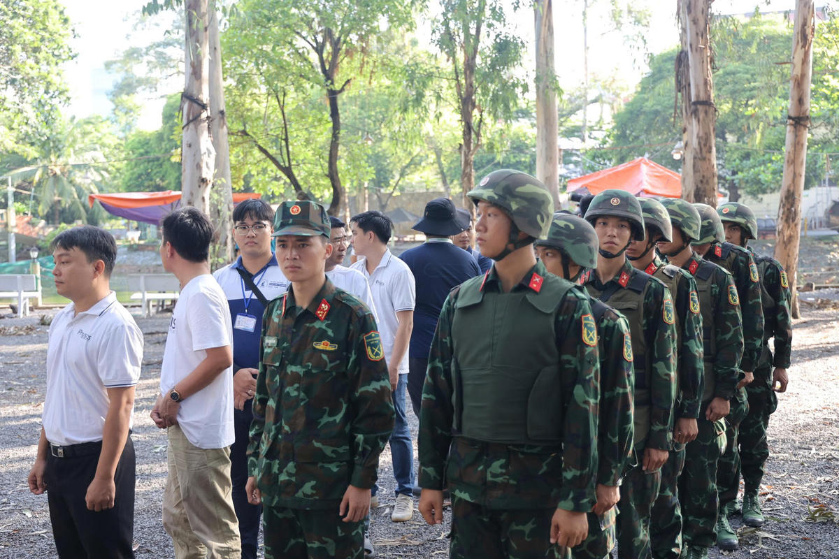Các lực lượng tham gia triển khai khảo sát tại Công viên Lê Thị Riêng (phường Hòa Hưng). Ảnh: M.Linh.