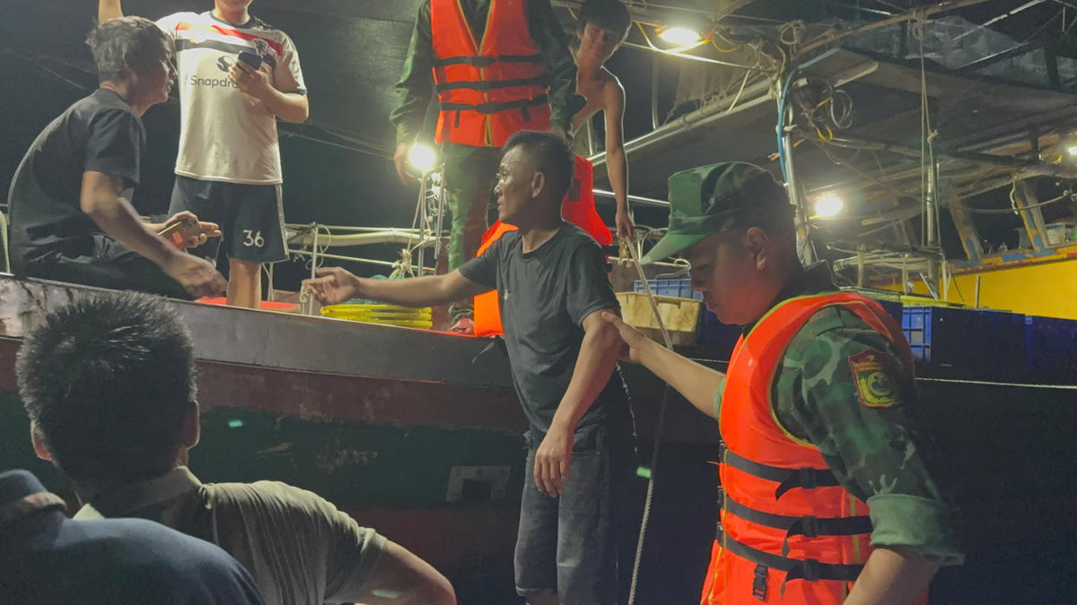 Cán bộ, chiến sĩ Đồn Biên phòng Quảng Đức tiến hành cứu nạn các ngư dân trên tàu cá QN-90627-TS. Ảnh: Đồn Biên phòng Quảng Đức.
