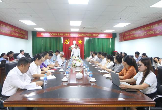 Phó Giám đốc BHXH thành phố Phạm Long Sơn chủ trì hội nghị về công tác quản lý thu và phát triển người tham gia BHXH, BHYT, bảo hiểm thất nghiệp. Ảnh: Tiến Dũng
