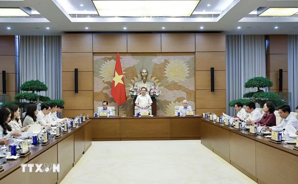 ttxvn-chu-tich-quoc-hoi-lam-viec-voi-bo-ngoai-giao-uy-ban-quoc-phong-an-ninh-va-doi-ngoai-va-van-phong-quoc-hoi-1506-2.jpg