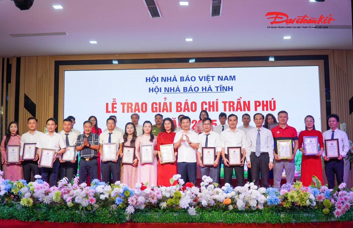 Lãnh đạo Sở Văn hóa - Thể thao và Du lịch Hà Tĩnh, Hội Nhà báo Hà Tĩnh trao Giải C cho tác giả đoạt giải. Ảnh: CK.