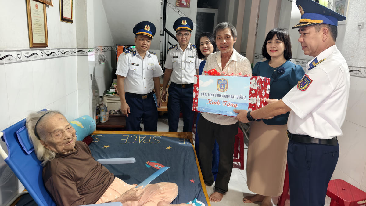 Hải đoàn 21 tặng quà Mẹ Việt Nam anh hùng tại phường Quy Nhơn, tỉnh Gia Lai.
Ảnh: CS.