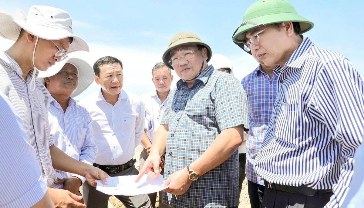 Ông Trịnh Minh Hoàng, Phó Chủ tịch UBND tỉnh  Khánh Hòa đứng giữa cùng lãnh đạo các sở, ban, ngành kiểm tra thực địa tại Dự án Đầu tư xây dựng và kinh doanh kết cấu hạ tầng Khu Công nghiệp Cà Ná.
